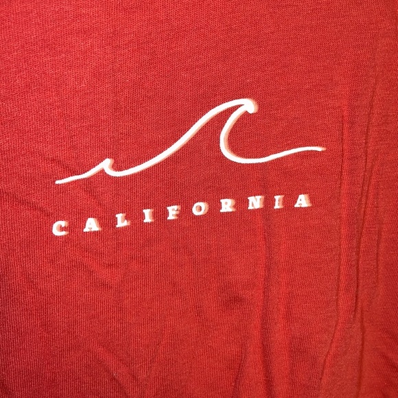 Red cropped t-shirt. with a california logo. - Picture 4 of 4